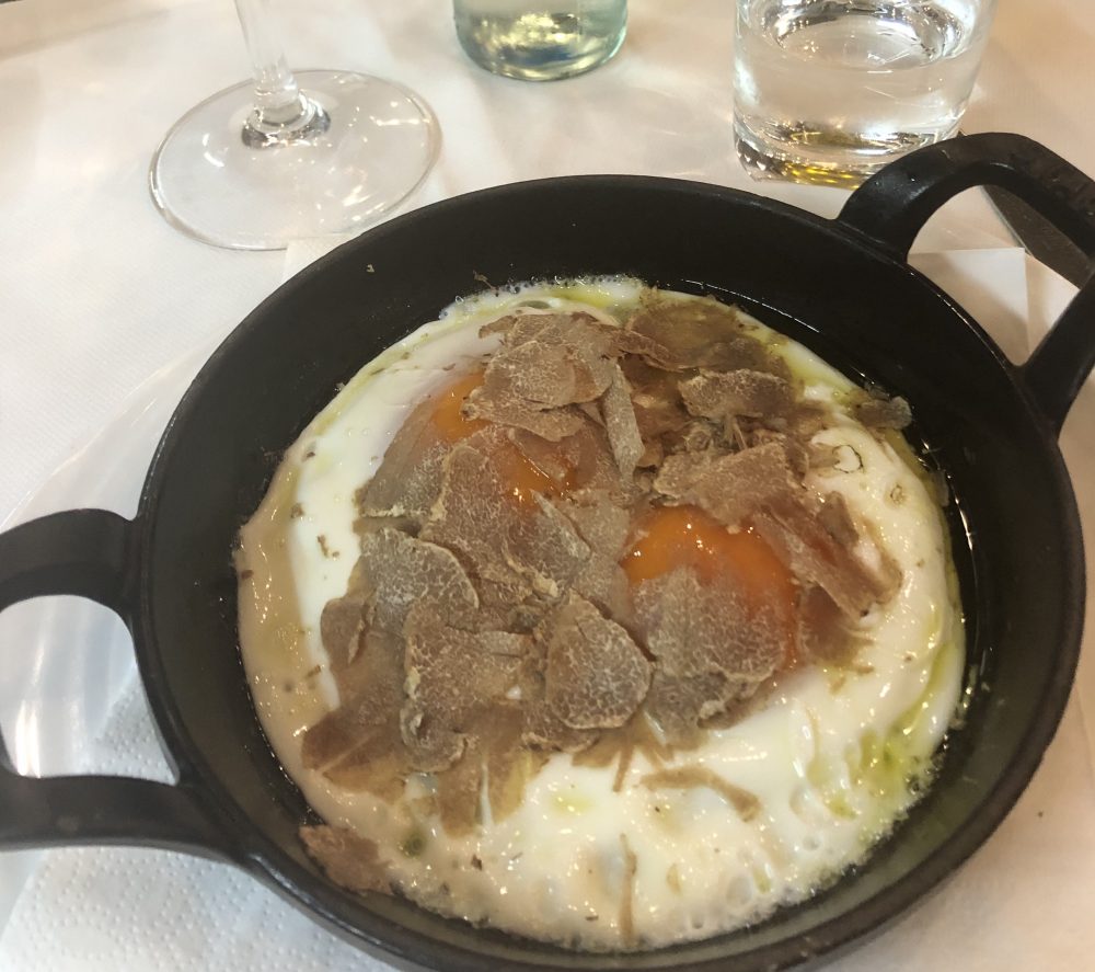 Uova al tegamino con lamelle di tartufo bianco