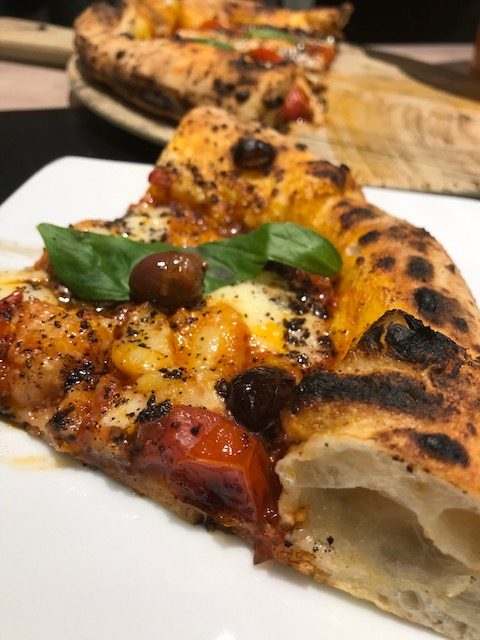 Carlo Sammarco Pizzeria 2.0 - cornicione pizza baccala'