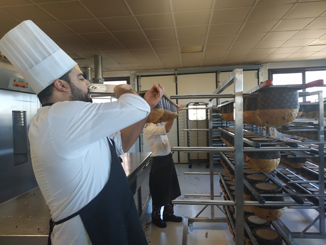 Matteo al lavoro nel laboratorio