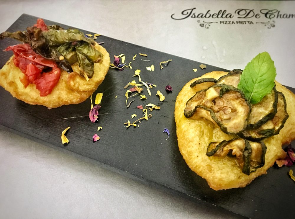 Isabella De Cham Pizza Fritta - Monntanarine vegan con peperoncini di fiume e con zucchine alla scapece