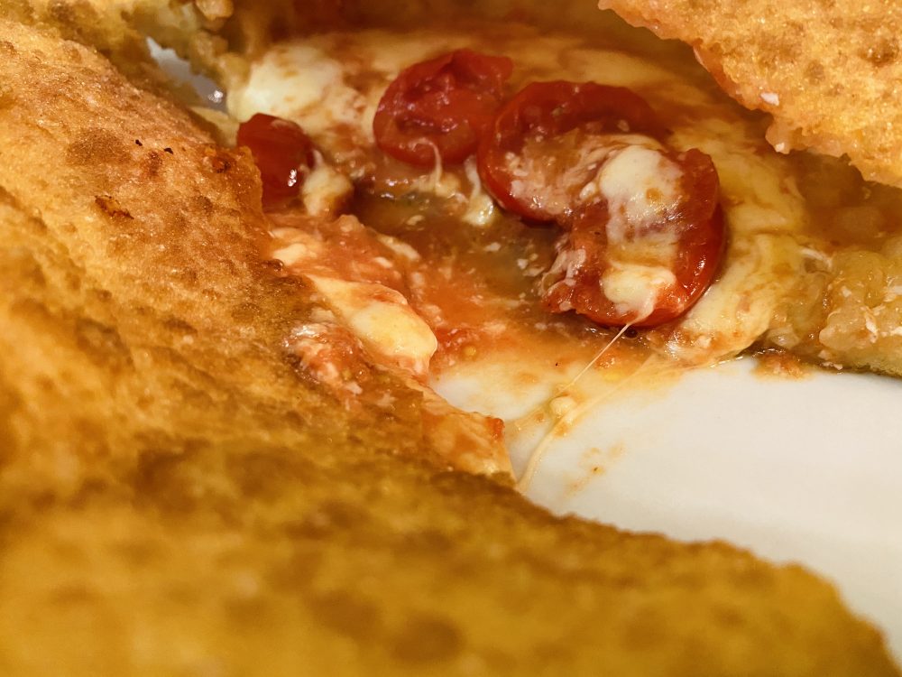 1947 Pizza Fritta - Vesuvio_ soffritto, pomodorini e provola