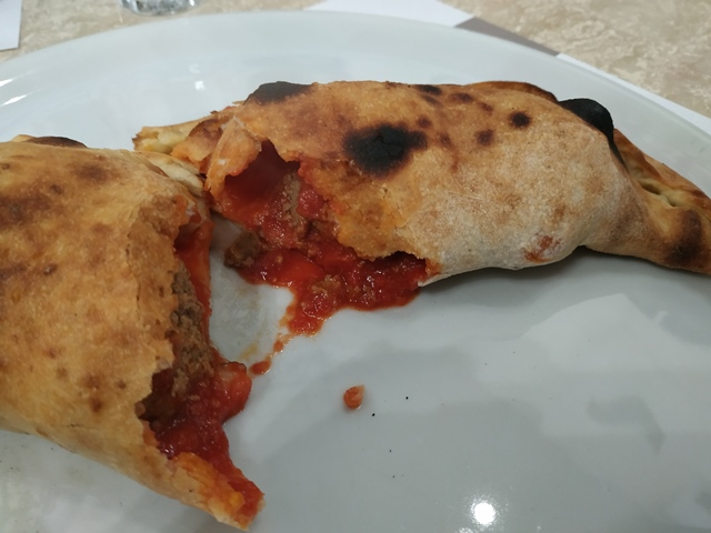 A Rota, Calzone speciale con polpette al sugo