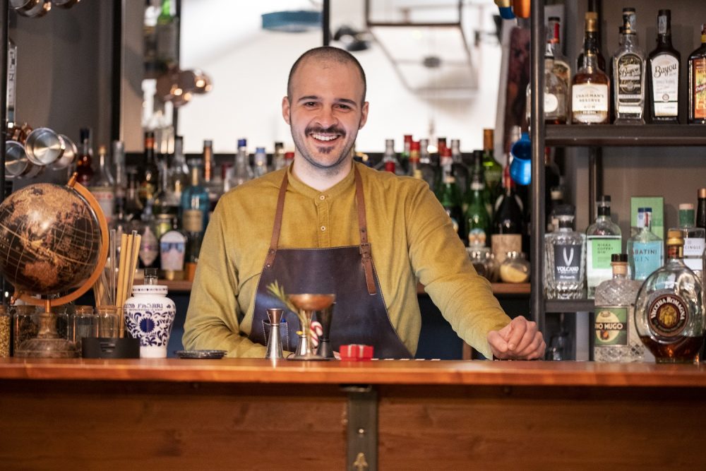 Carmelo Buda, proprietario e bartender di Oliva.co Cocktail Society di Catania