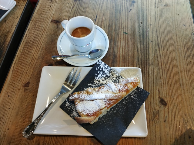 La Casetta - il caffe' con una fetta di crostata