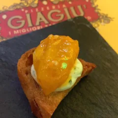 Pizzeria Giagiu' a Salerno, il benvenuto con il pomodorino giallo del Vesuvio