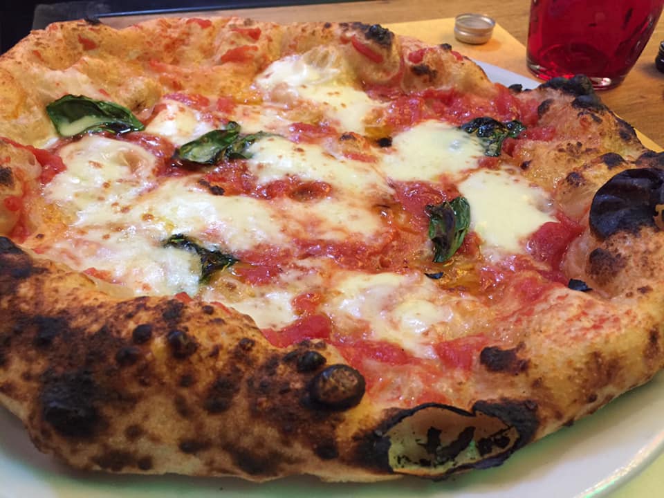 Pizzeria Giagiu' a Salerno, pizza Fior di margherita