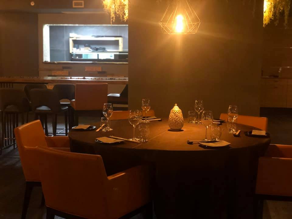 Bloo Fusion restaurant, un ambiente della sala con l'angolo sushi a vista.