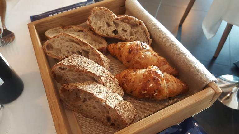 Casamare, pane e cornetti