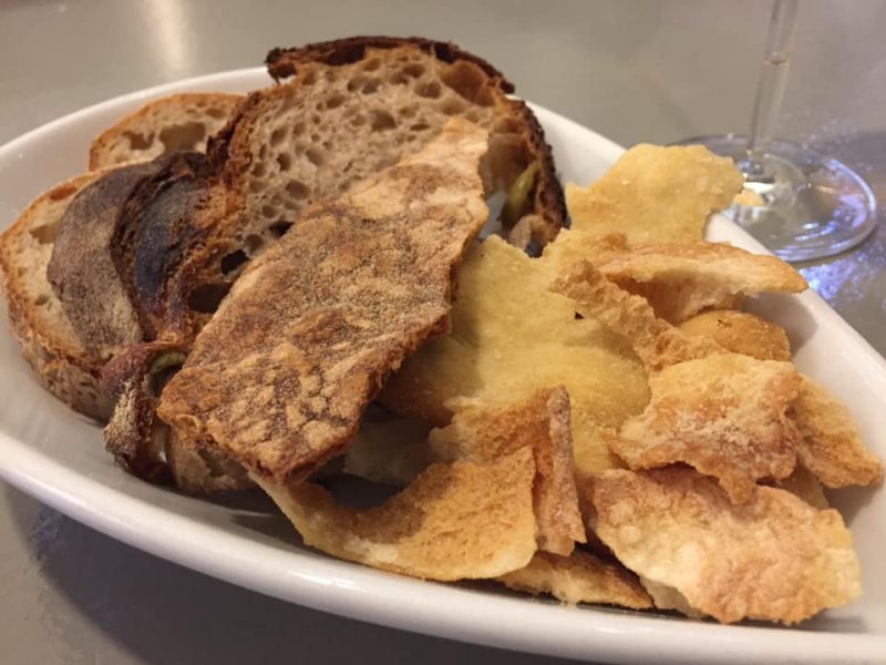 Eggs a Roma, il cestino con crackers e pane di Roscioli