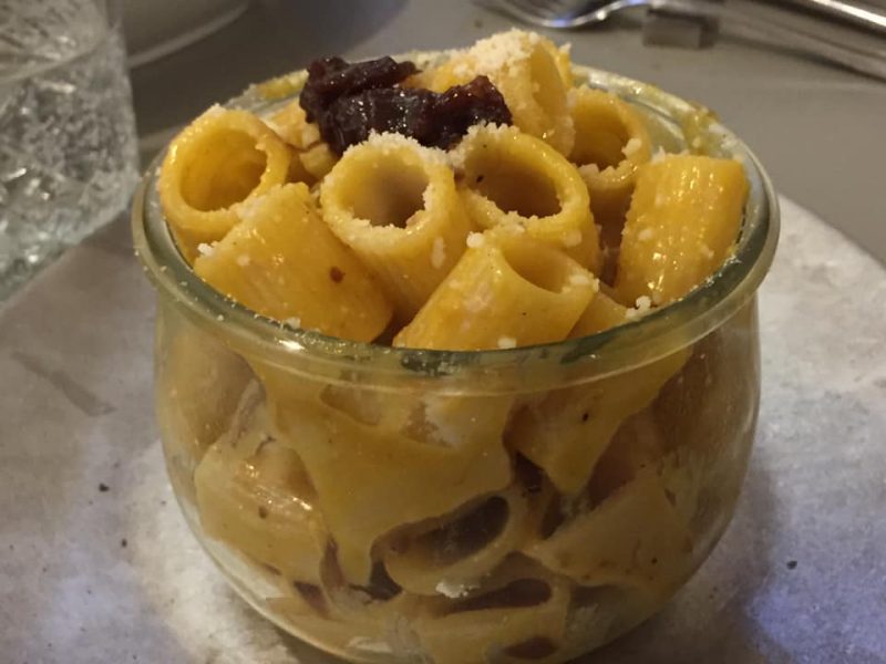 Eggs a Roma, la carbonara con cipolla caramellata