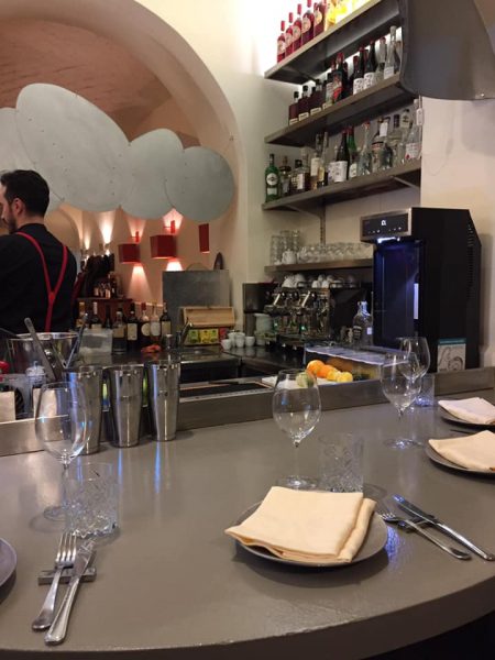 Eggs a Roma, scorcio della sala dal banco