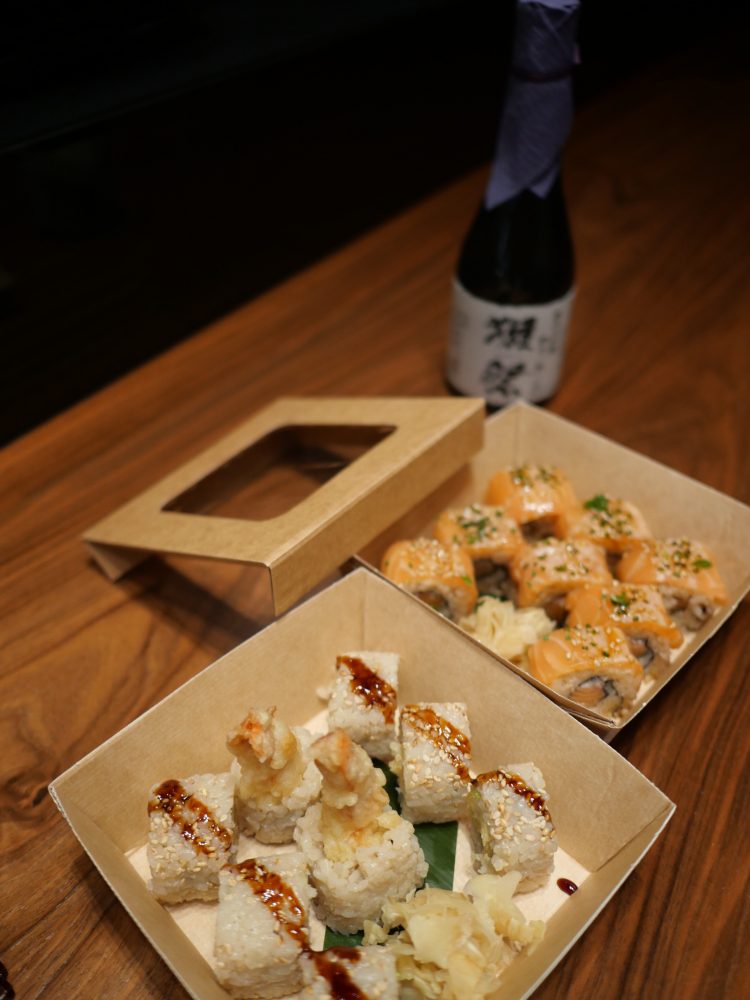 Maki Granchio, Maki Salmone e bottiglia di sake