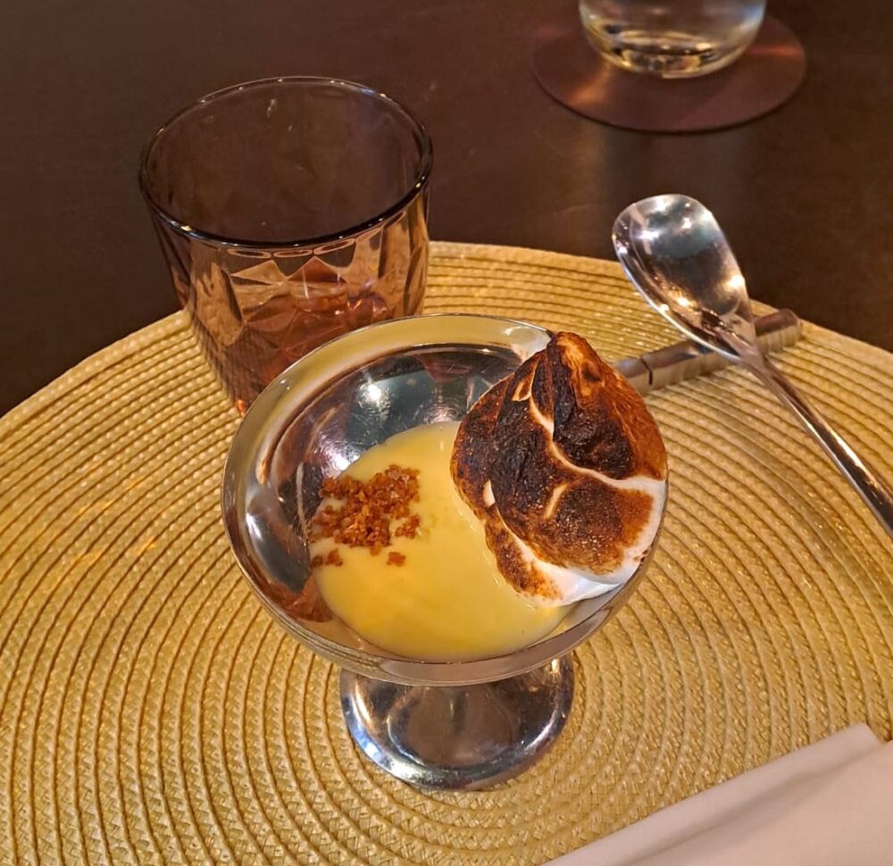 Meringa con crema di agrumi e biscotti