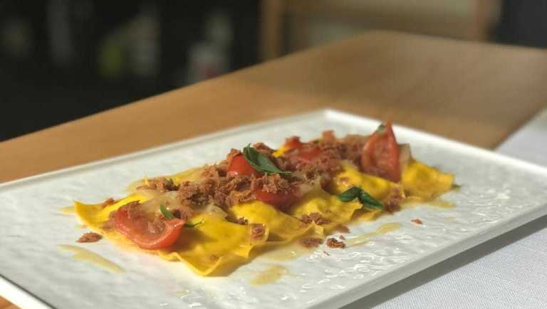 Pensando a Te, Ravioletti di pasta all’uovo fatti in casa, ricotta di bufala, Piennolo del Vesuvio, lardo di Morcone e bottarga di tonno