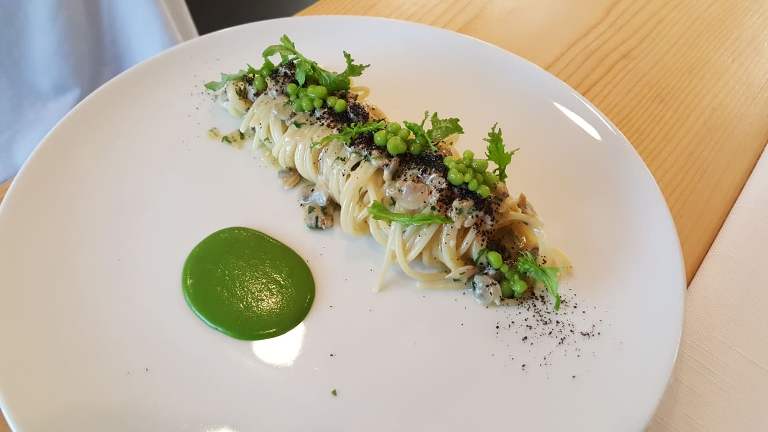 Pensando a Te, Spaghetti trafilati al bronzo, lupini di mare, aglio nero fermentato, peperoncino e caviale di broccoli friarielli