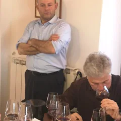 Saverio ci parla dell'azienda durante la degustazione.