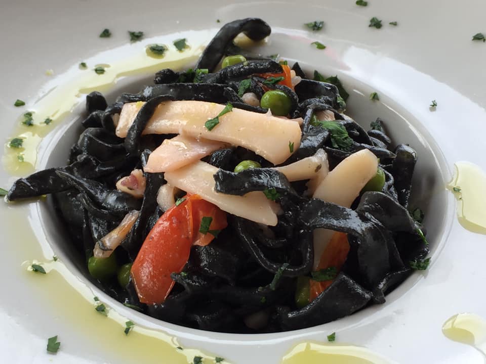 Torre Ferano, tagliolini al nero con seppie e piselli