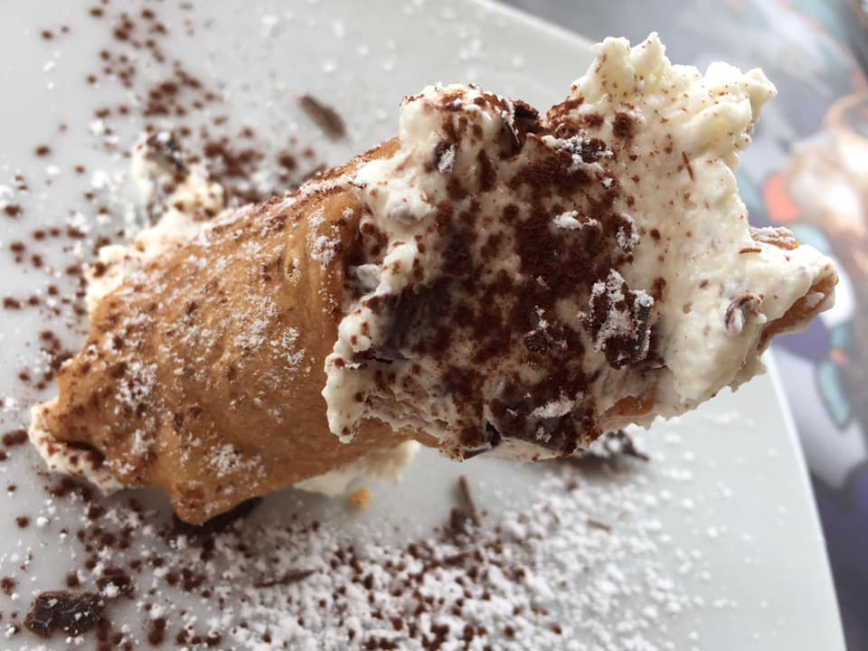 Torre Ferano, cannolo con ricotta e cioccolato