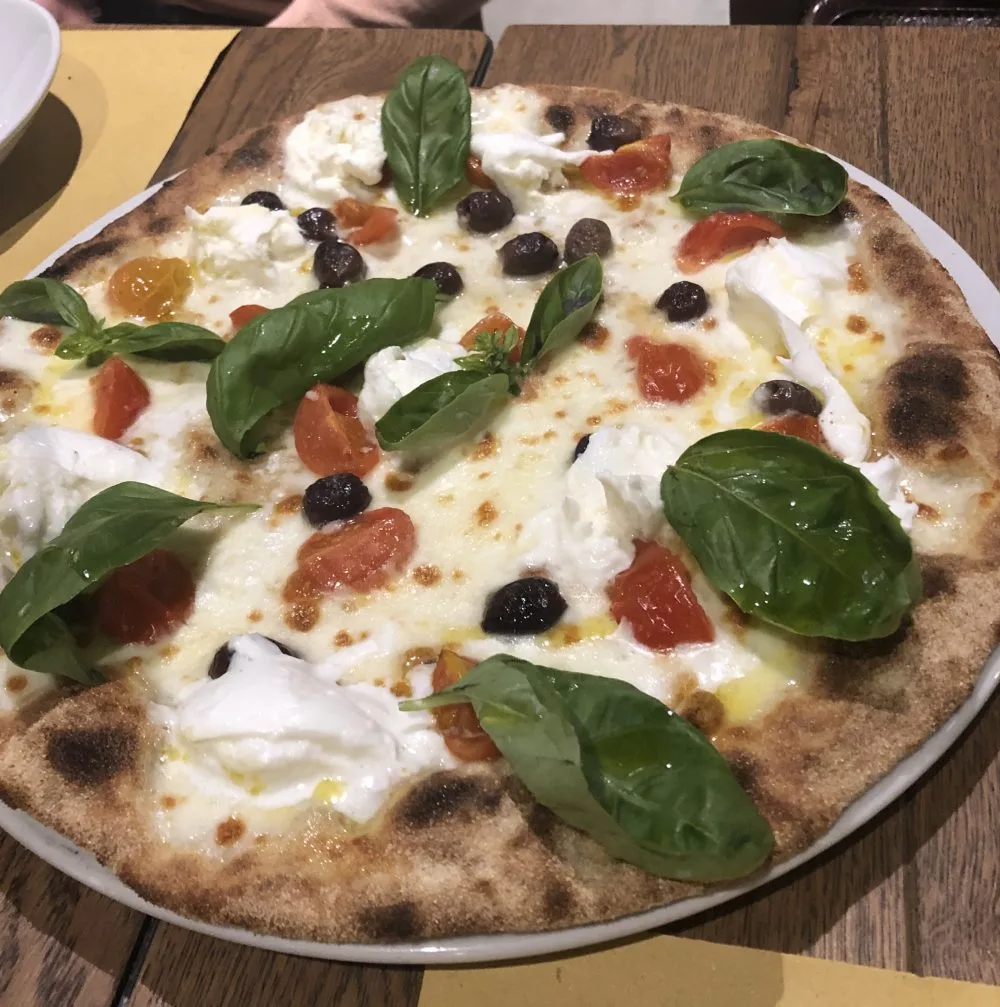 Favilla - Bufalina con pomodoro e mozzarella a crudo e olive