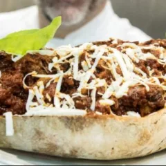 Lino Scarallo con pane e ragù in occasione della prima edizione di Ragu 7su7