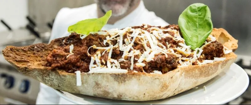 Lino Scarallo con pane e ragù in occasione della prima edizione di Ragu 7su7