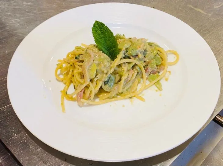 Spaghettoni con fave, guanciale croccante e menta