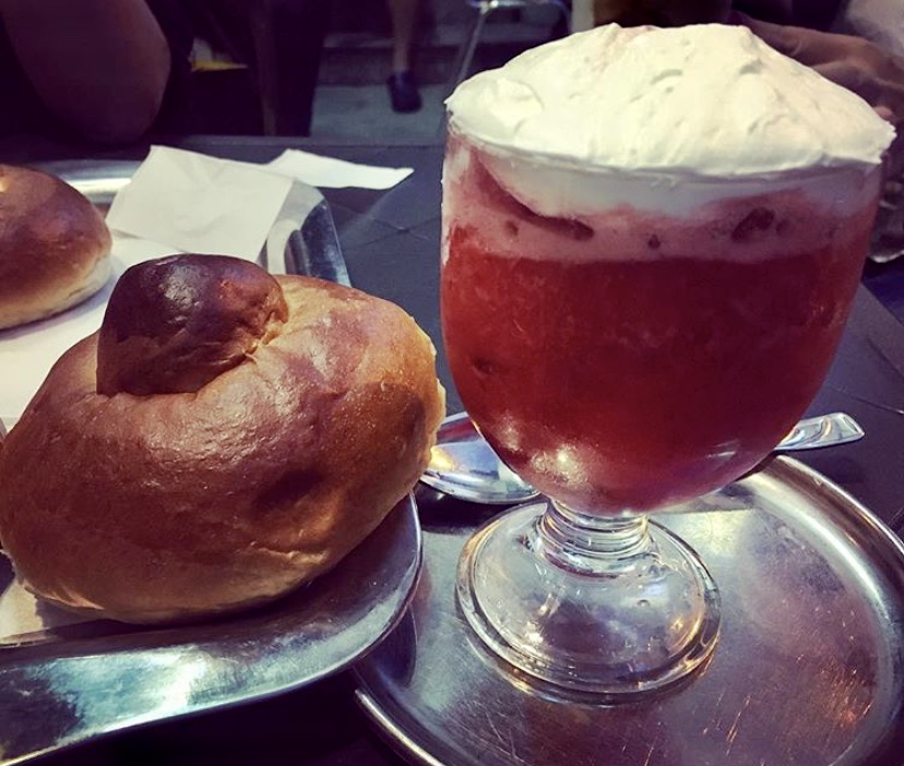 Granita con brioche col tuppo