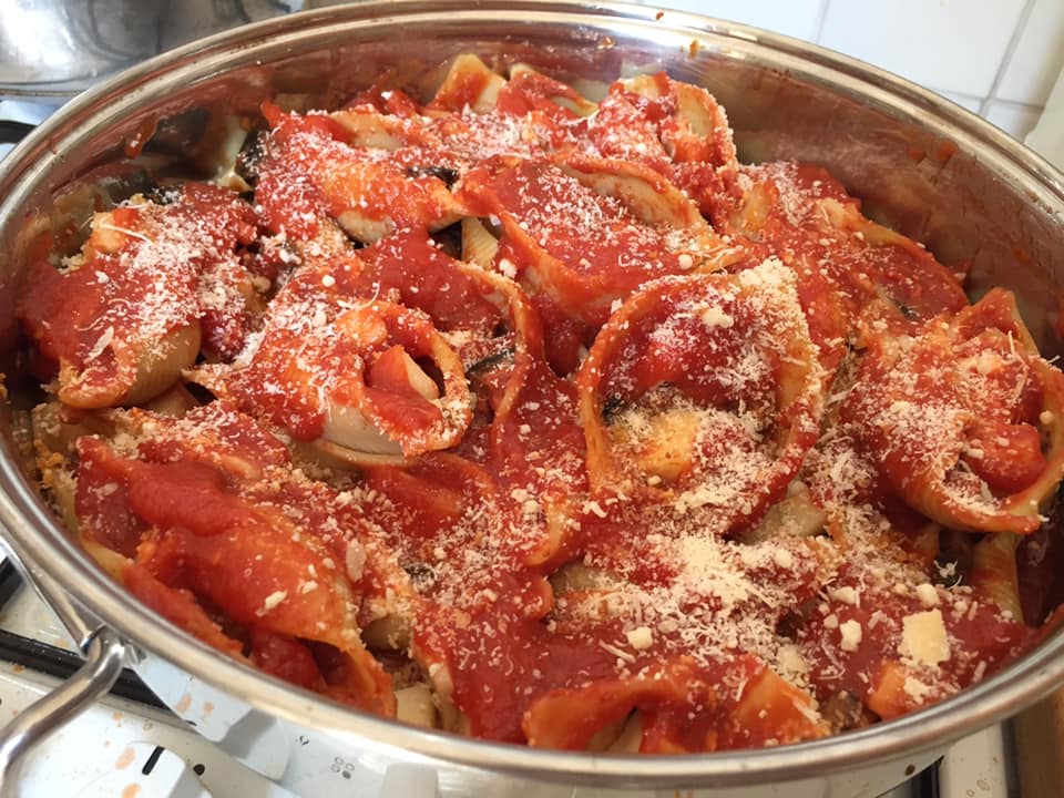 I conchiglioni ripieni, pronti per il forno