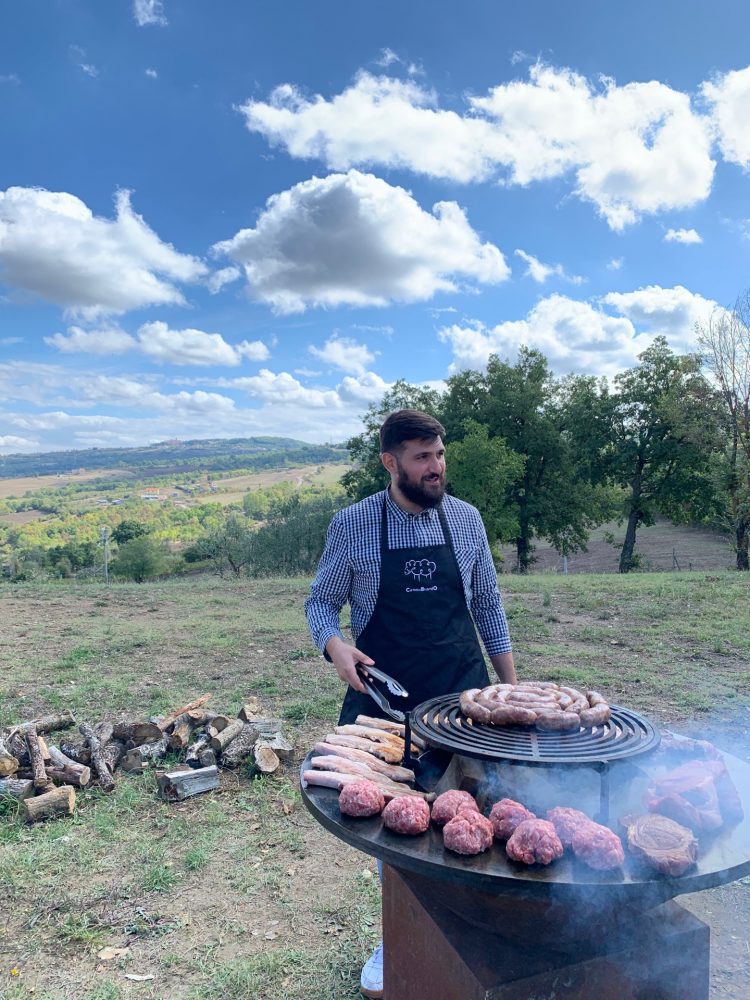 INGORDO - Ingordo alle prese con il barbecue in campagna