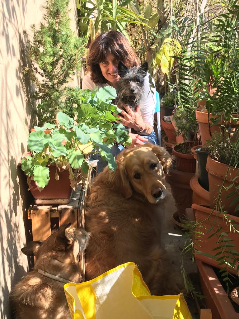 Luisa con Gigi in braccio e Isotta che guarda Paolo