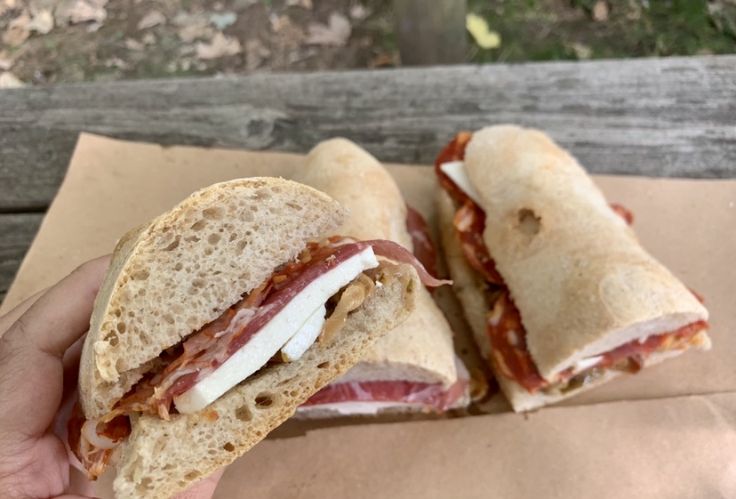 Pane di grano con prodotti tipici