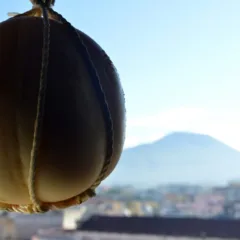 Provolone del Monaco sfondo Vesuvio
