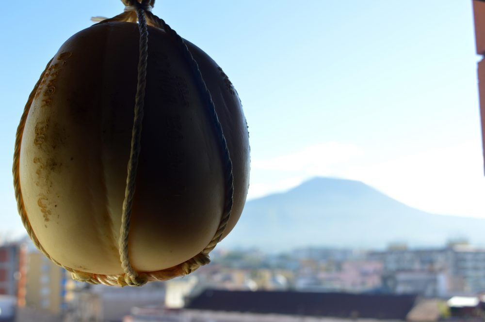 Provolone del Monaco sfondo Vesuvio