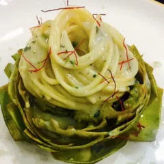 Spaghetti cacio e pepe su carciofo alla romana