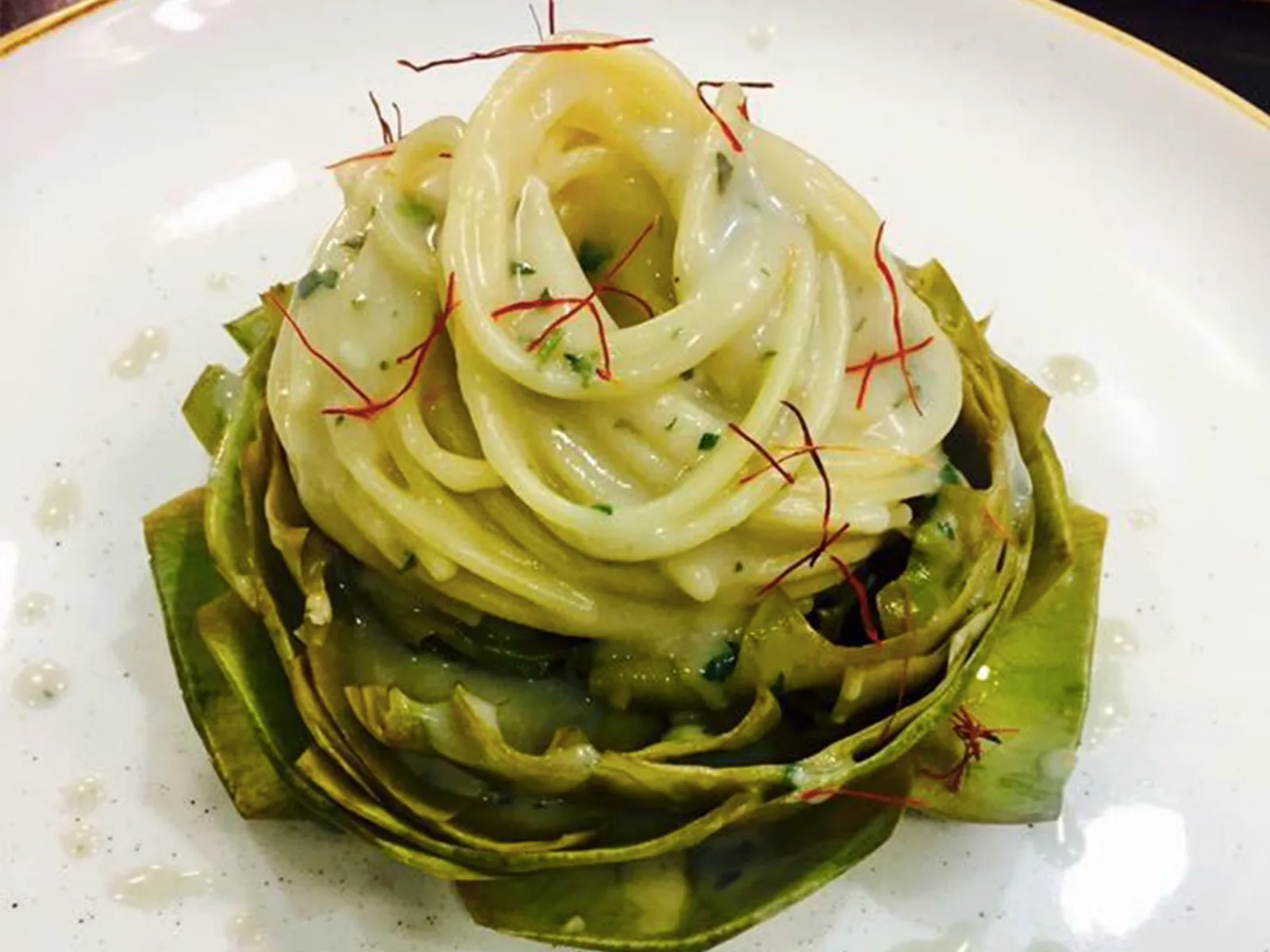 Spaghetti cacio e pepe su carciofo alla romana