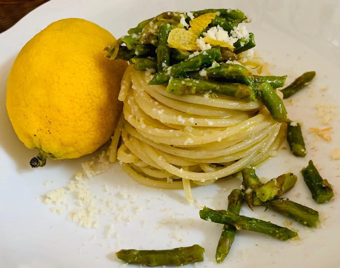 Spaghetti con asparagi, provola e limone