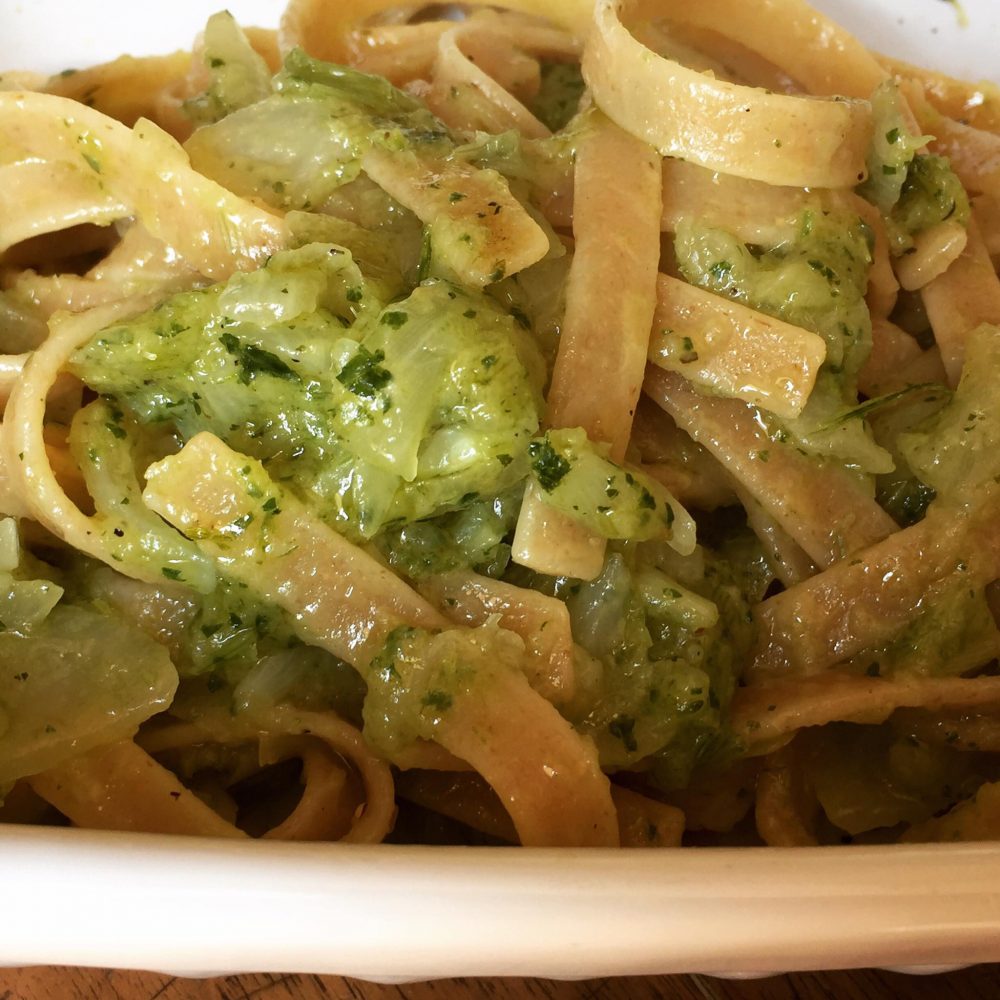 Tagliatelle integrali con salsa di cipolle al verde - Luciano Pignataro ...