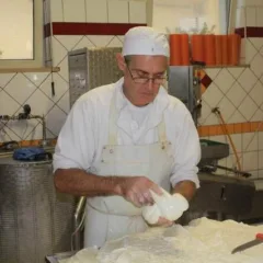 Il casaro Stefano Muzi