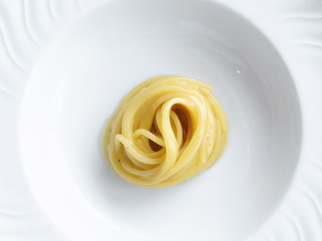 Pasta in bianco con aceto, vermouth alla prugne e miele di Luca Natalini