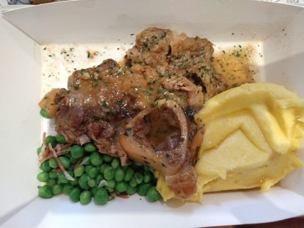 Ossobuco di vitello con i piselli freschi e pure' di patate