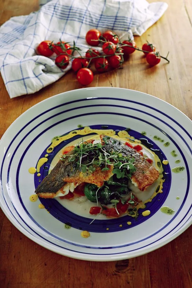 Orata, erbe di campo, sedano rapa e zafferano