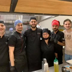 Angelo Presutto con la squadra di cucina