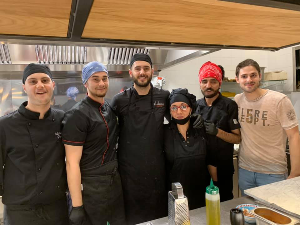 Angelo Presutto con la squadra di cucina