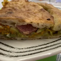 Pizza di fiori di zucca nel ruoto