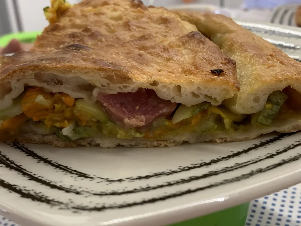 Pizza di fiori di zucca nel ruoto