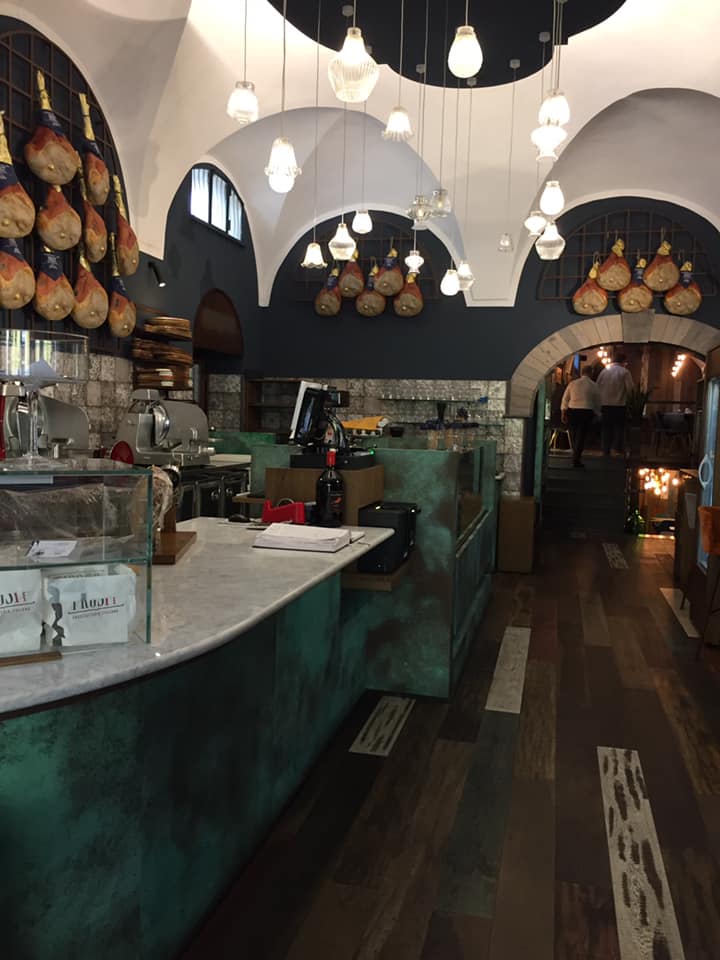 Prosit a Sorrento, la sala d'ingresso con il banco