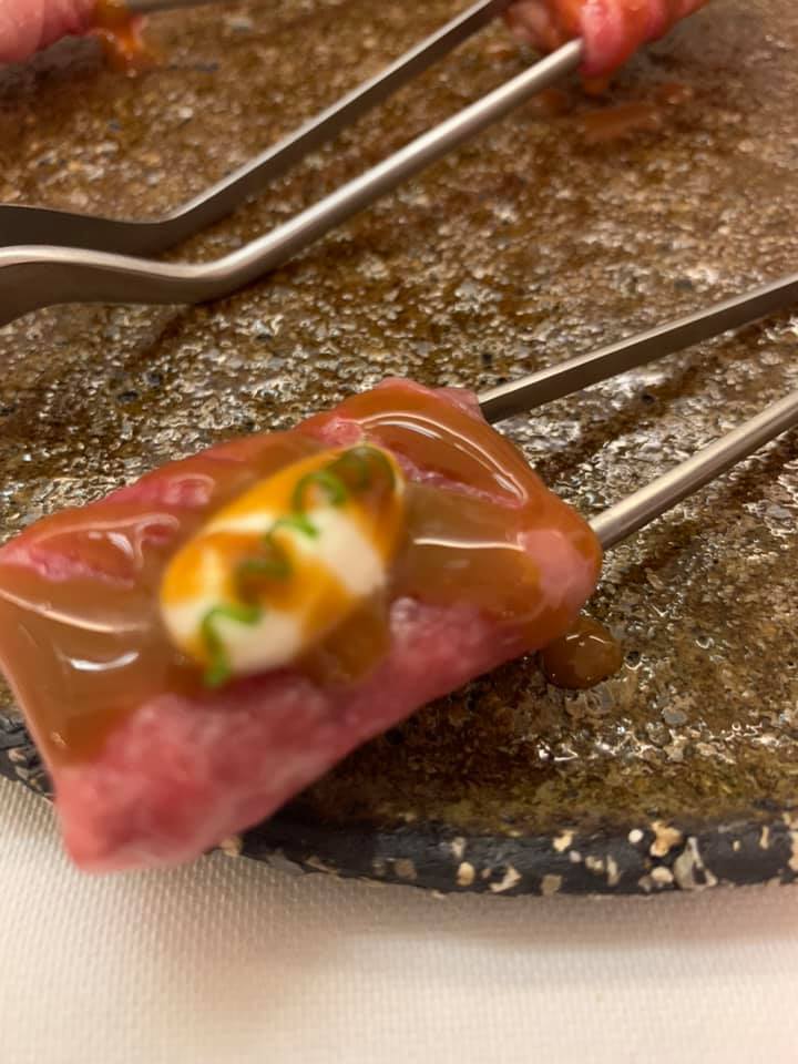 Piazzetta Milu - Wagyu, panna acida e caramello ai ricci di mare