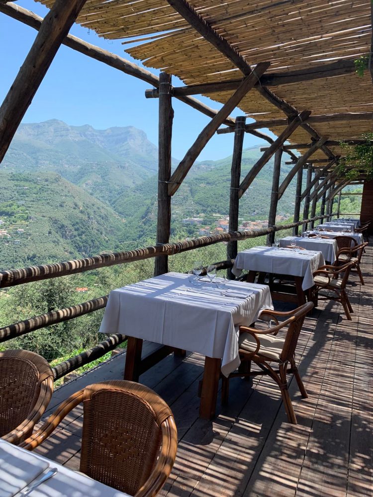 Villa Rosa a Montechiaro, i tavoli panoramici