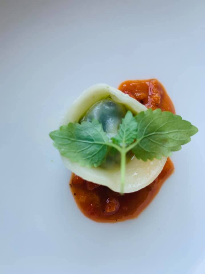 Palazzo Petrucci, Raviolo ripieno di prezzemolo ripassato, riccio di mare e guazzetto di mandorla