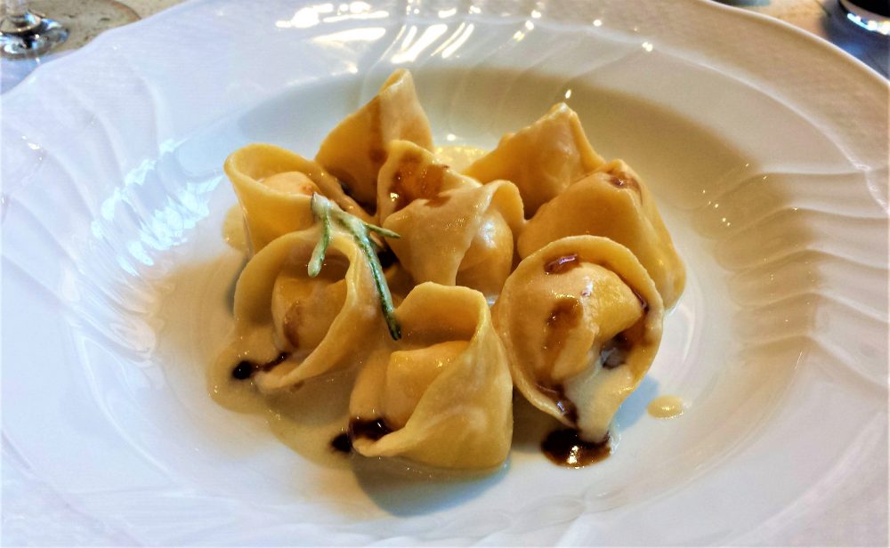 Spazio, Tortelli di baccala', cipollotto e vino bianco